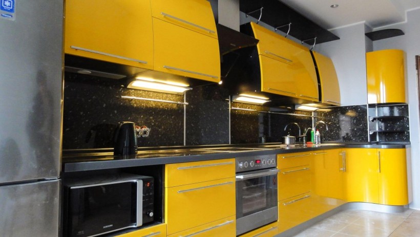 Черная кухня желтый фартук