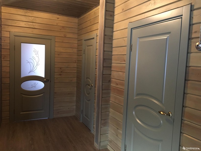 Светлые двери в деревянном доме