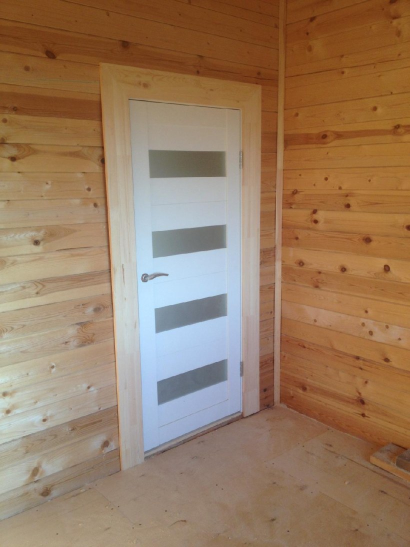 Межкомнатные двери в доме из бруса