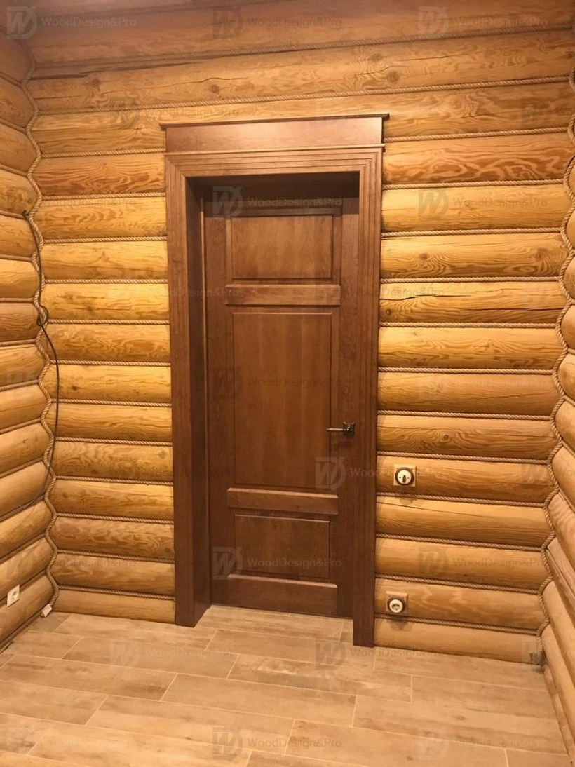 Двери в бревенчатом доме