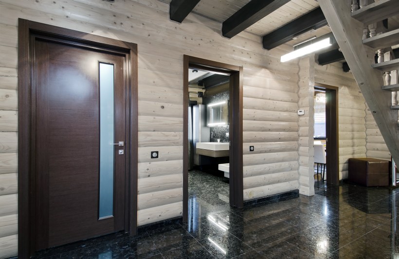 Двери в деревянном доме