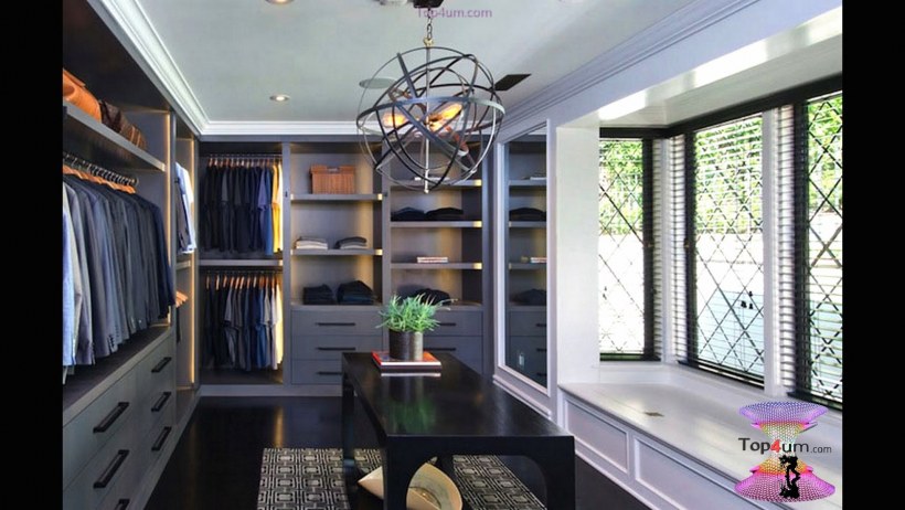 Гардеробная с окном синяя