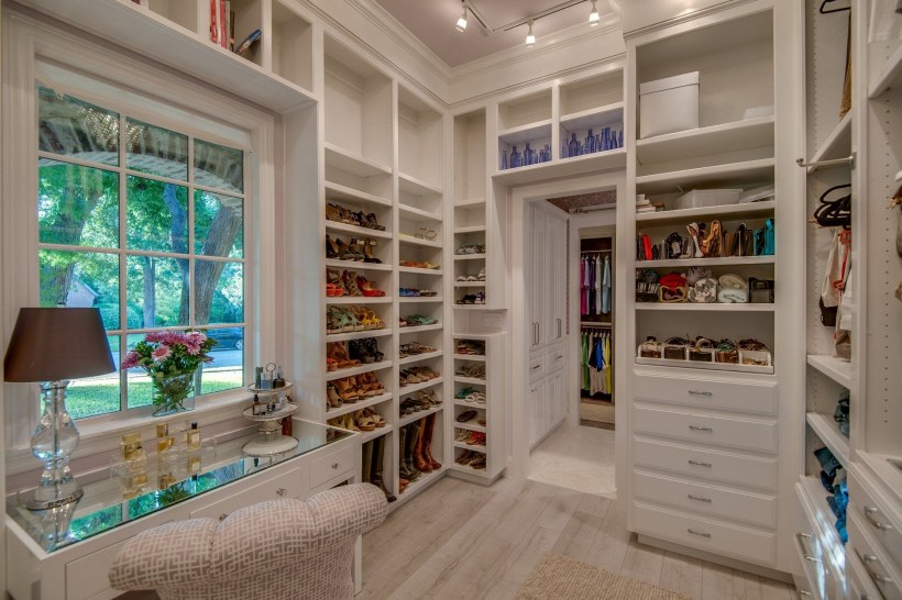 Большая гардеробная с окном