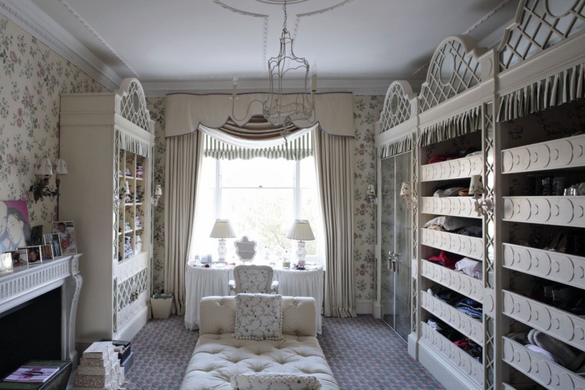 Гардеробная с окном дизайн