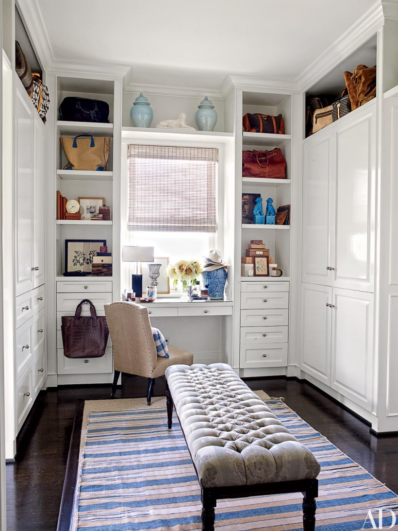 Маленькая гардеробная с окном