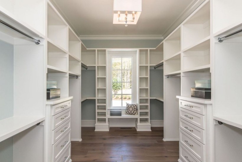 Гардеробная с окном