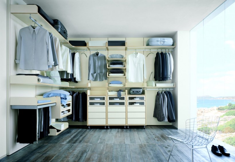 Планировка гардеробной с окном