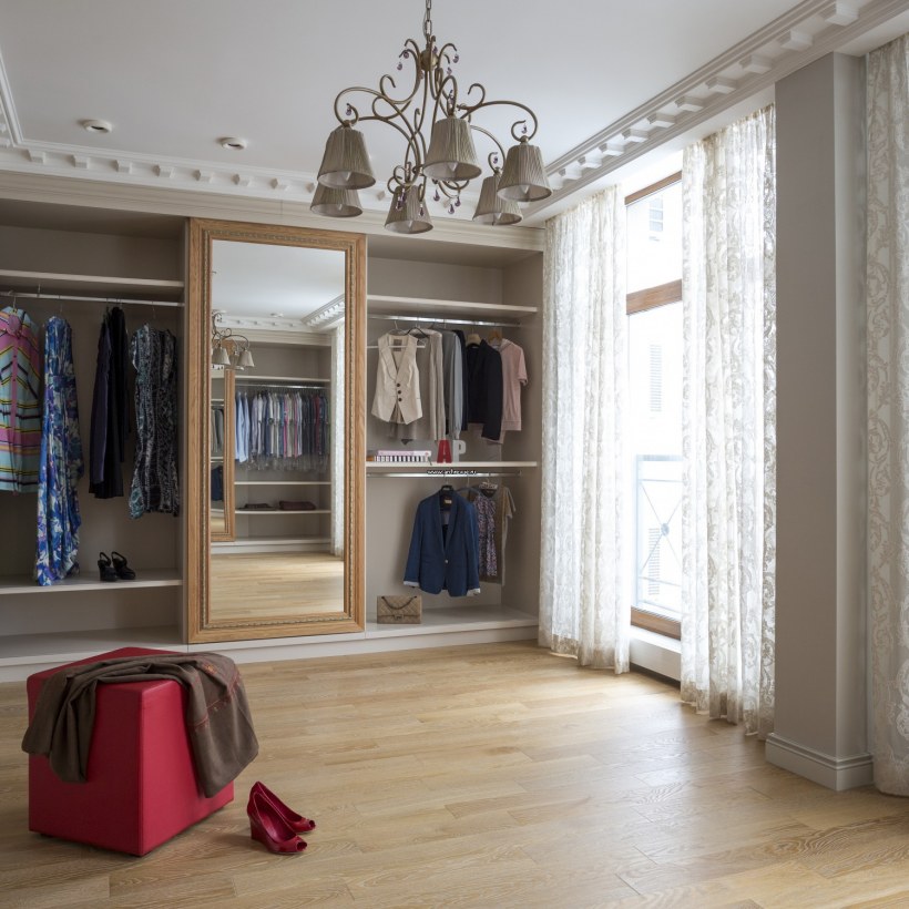 Гардеробная с окном