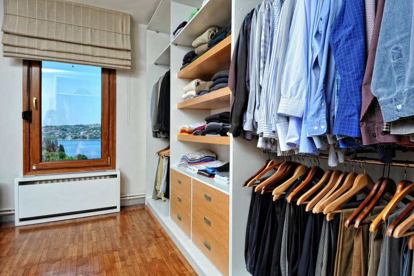 Окно в гардеробной комнате