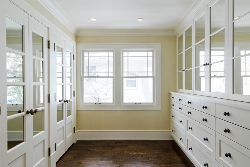 Квадратная гардеробная с окном