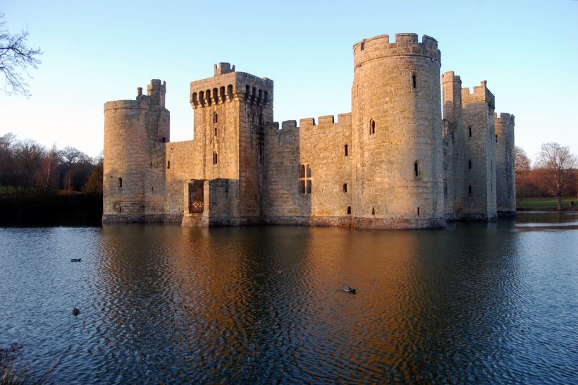 Замок Бодиам Англия романский стиль