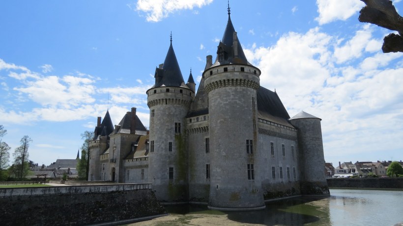 Средневековый замок Сюлли-сюр-Луар Франция