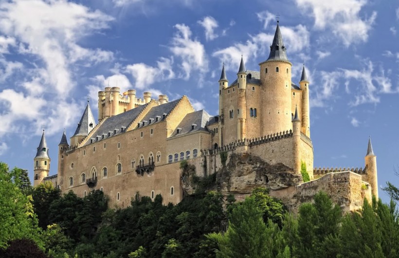 Замок Алькасар в романском стиле