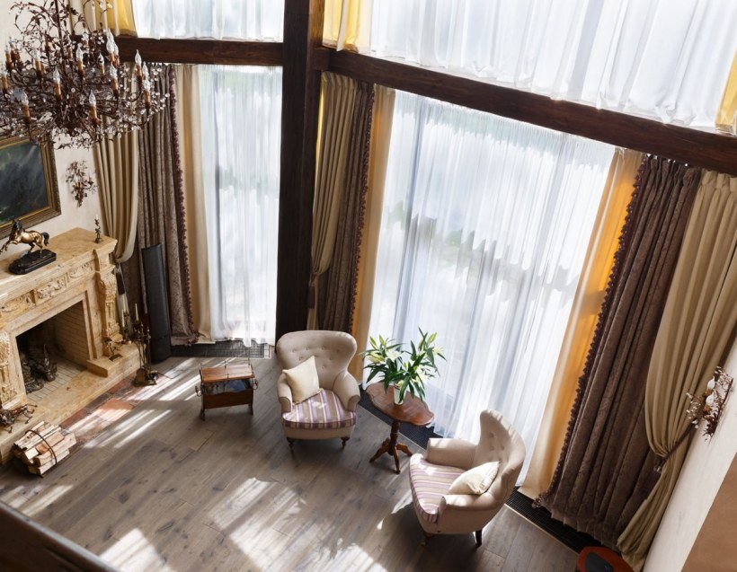 Шторы в деревянном интерьере