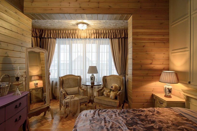 Высокие окна в загородном доме