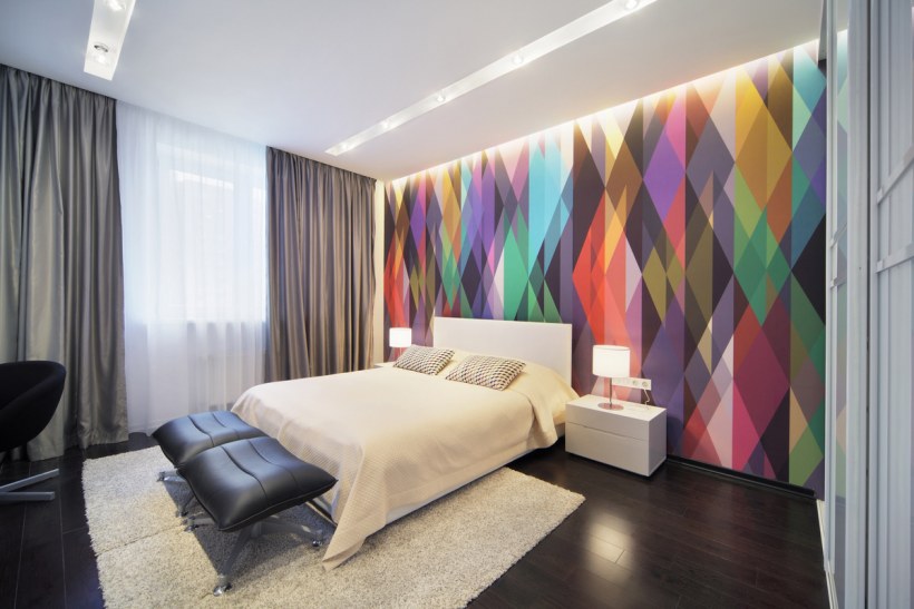 Разноцветные стены в спальне
