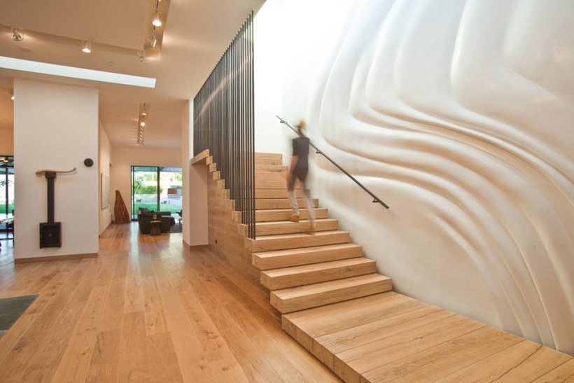 Ламинат на стене возле лестницы