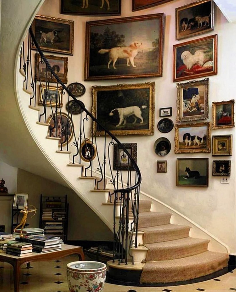 Декор вдоль лестницы