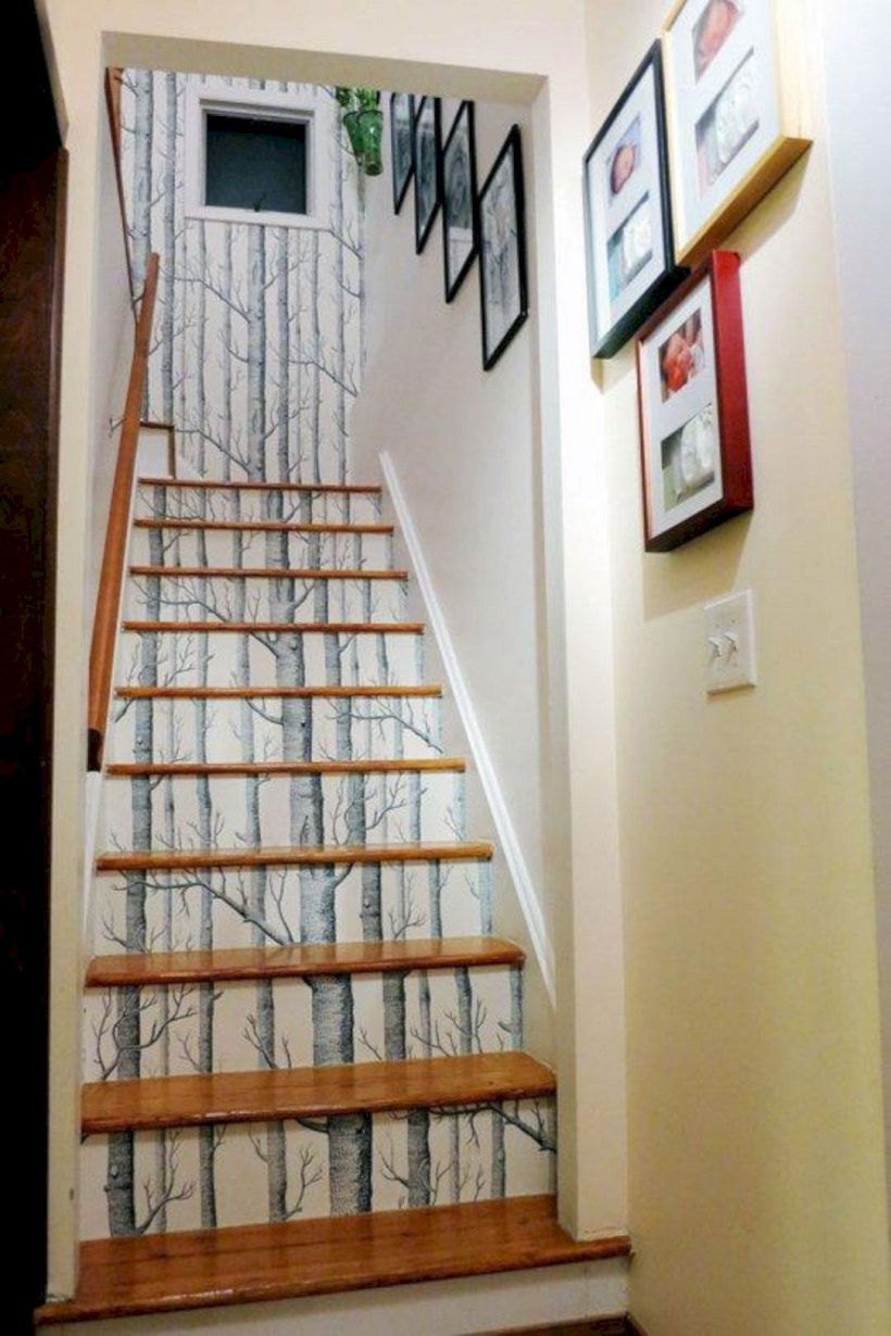 Декоративная стена на лестнице