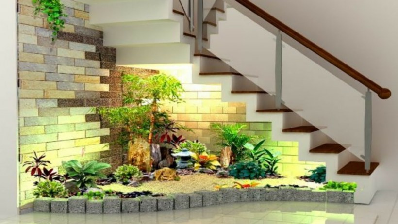 Зеленый уголок под лестницей