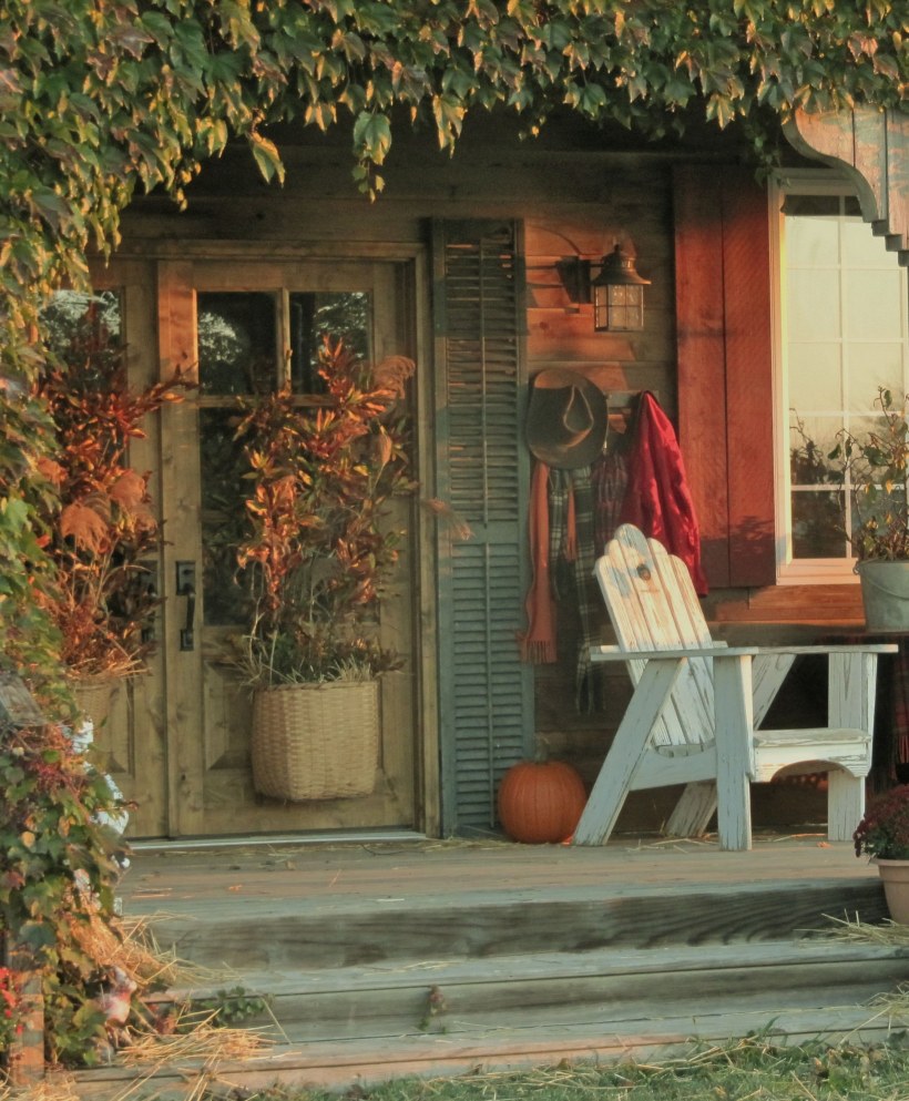 Уютная осенняя веранда