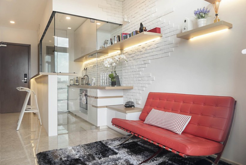 Узкая кухня-гостиная