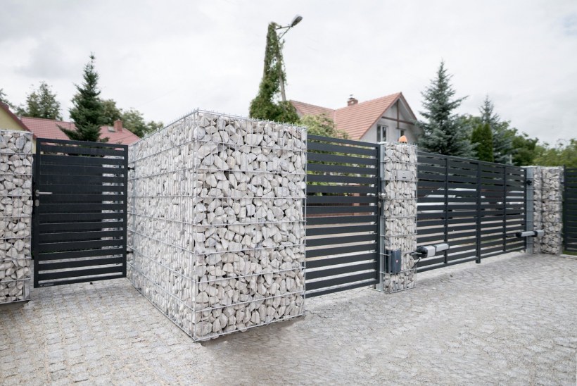 Забор из габиона белый камень