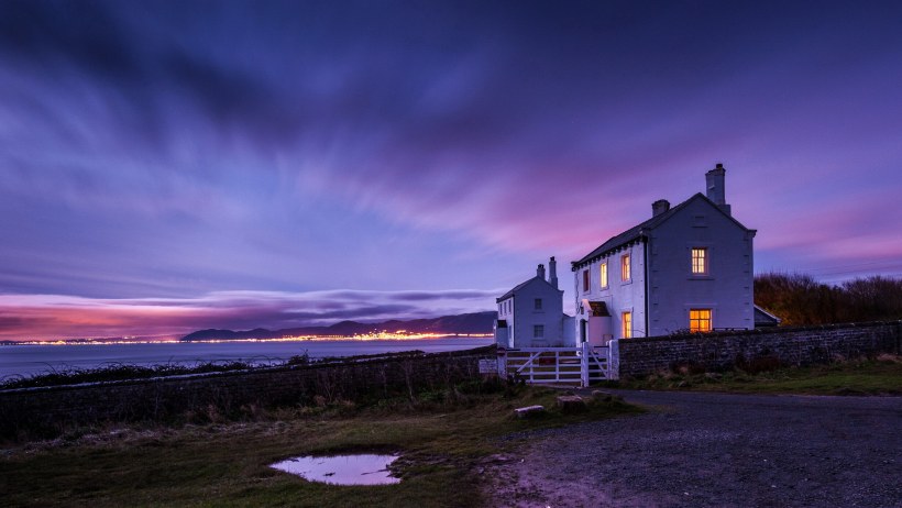 Одинокий дом у моря