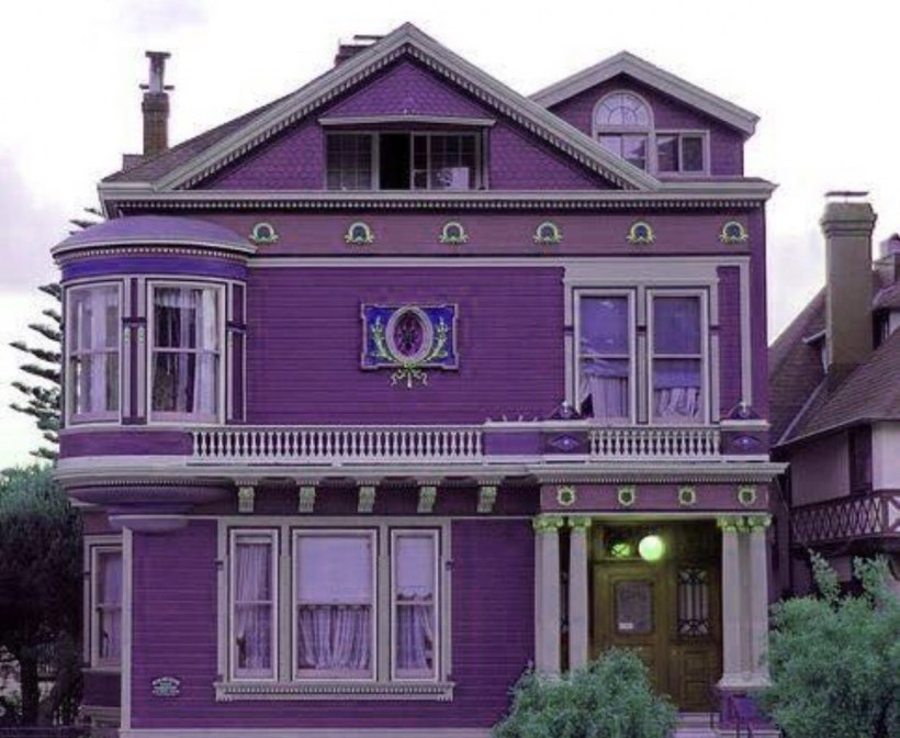 Сиреневый фасад дома