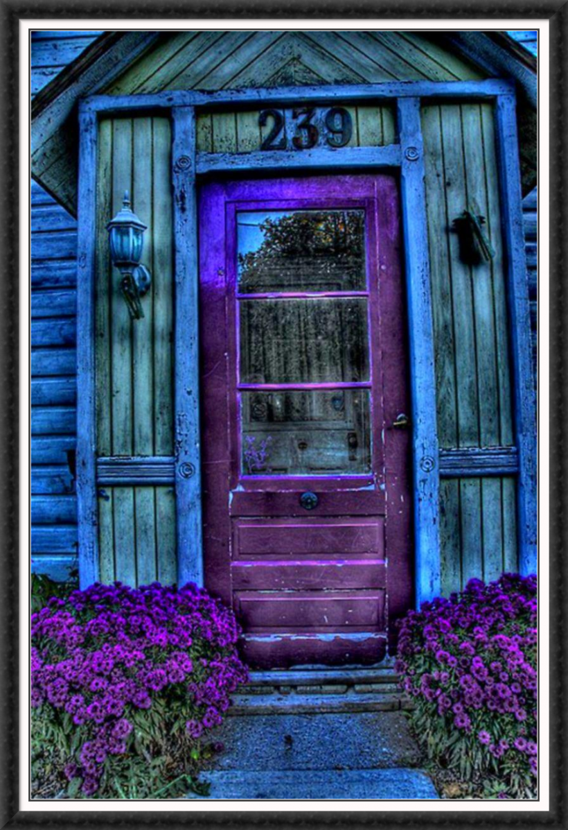 Старинные фиолетовые двери