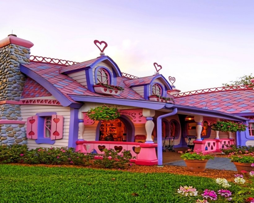 Яркий сказочный домик