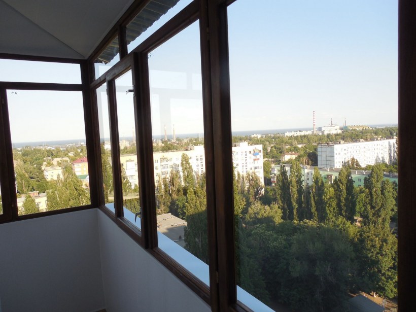 Застекленный балкон темный