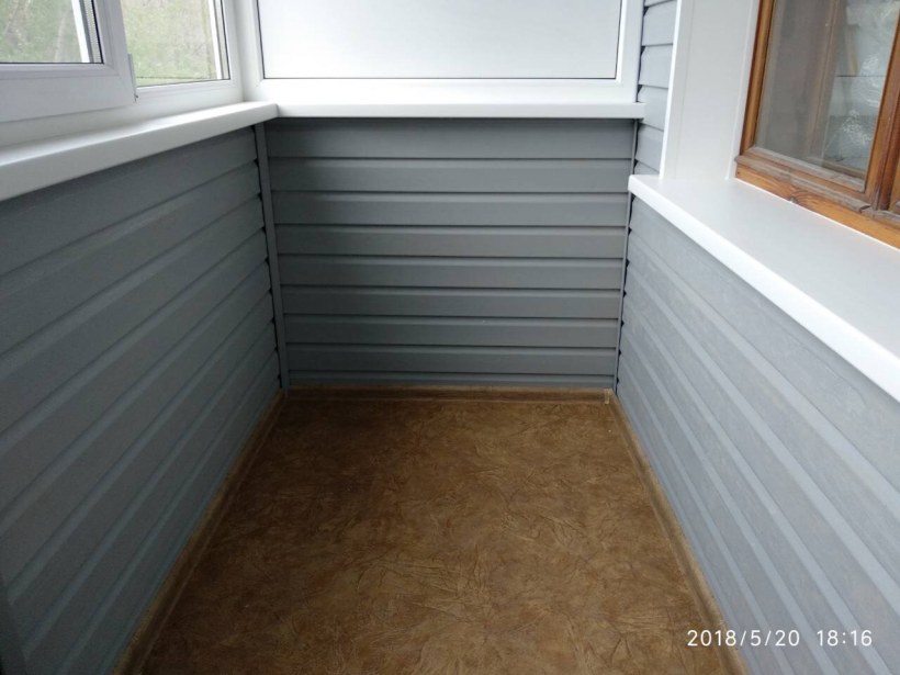 Отделка балкона панелями