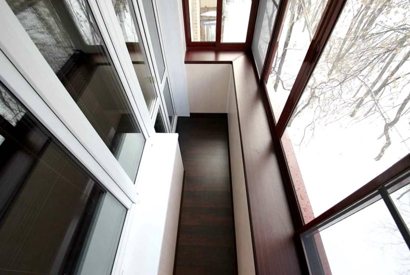 Лоджия с темными рамами