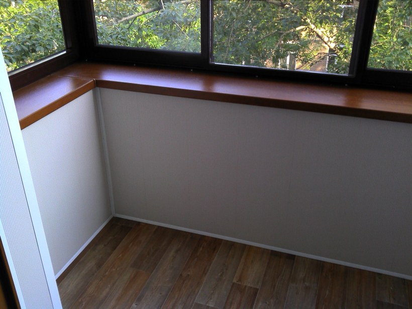 Подоконник на балконе пластиковый