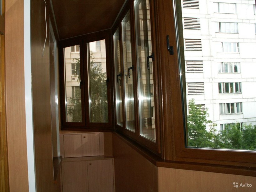 Пластиковые цветные окна на лоджии