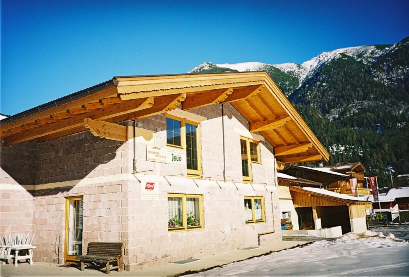 Дом Шале с балконом