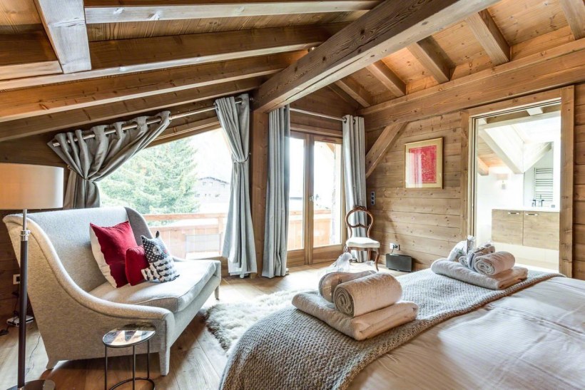 Спальня с балконом в стиле Шале