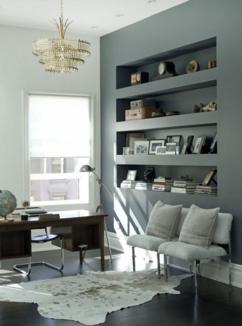 Гостиная с полками и камином