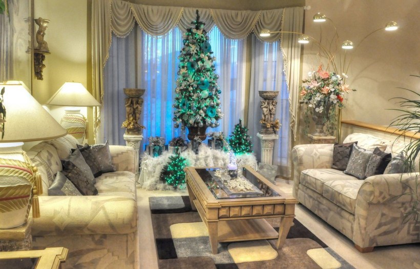 Гостиная с елкой и камином