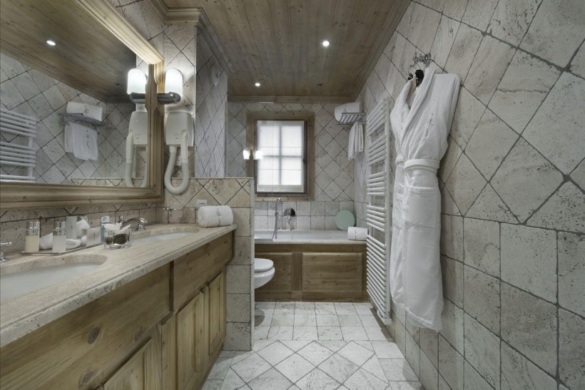 Подвесные светильники в ванной Шале