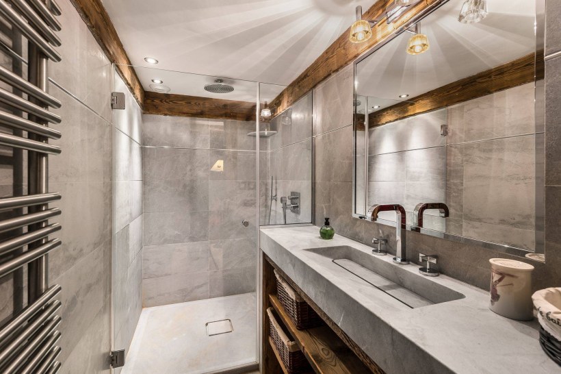 Ванная комната с ванной и душевой Шале