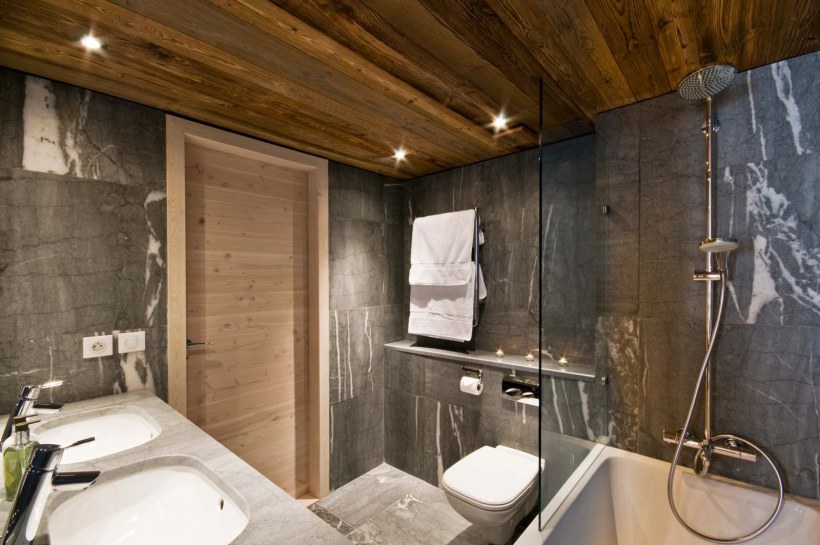 Ванна с душем в стиле Шале