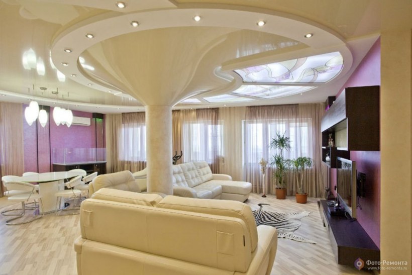 Натяжной потолок в большой гостиной