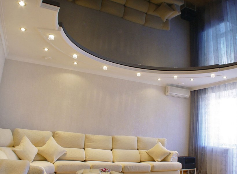 Натяжные потолки в зале