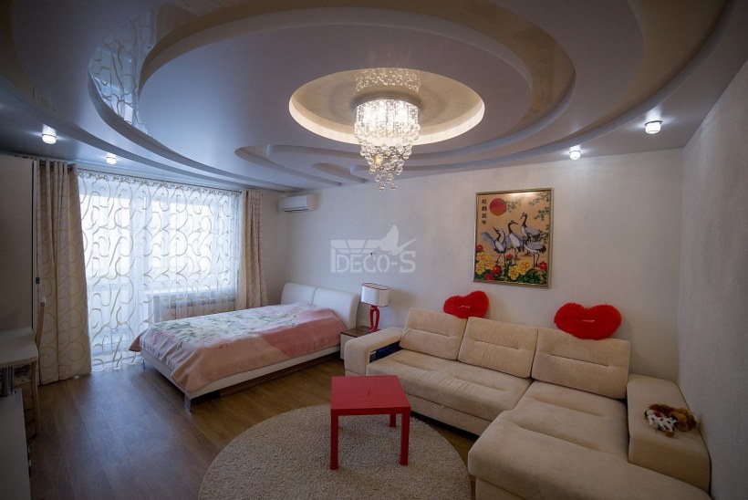 Натяжные потолки для зала