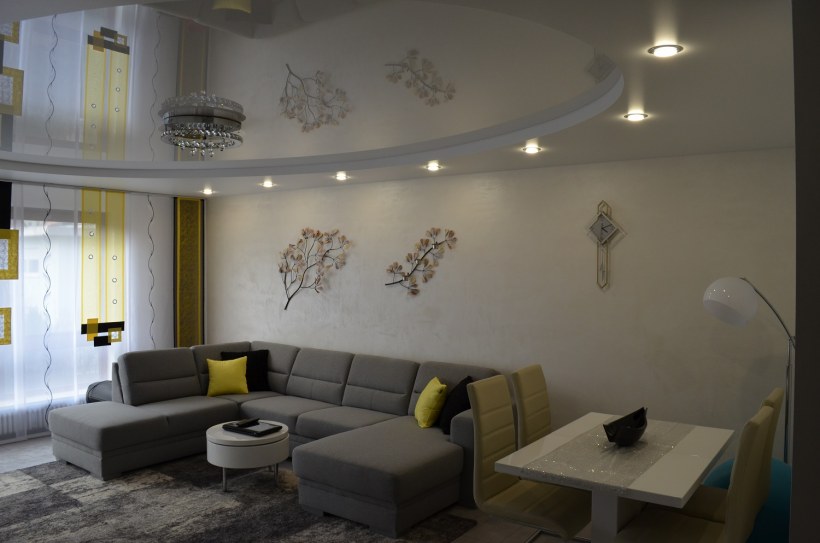 Натяжные потолки в гостиную без люстры