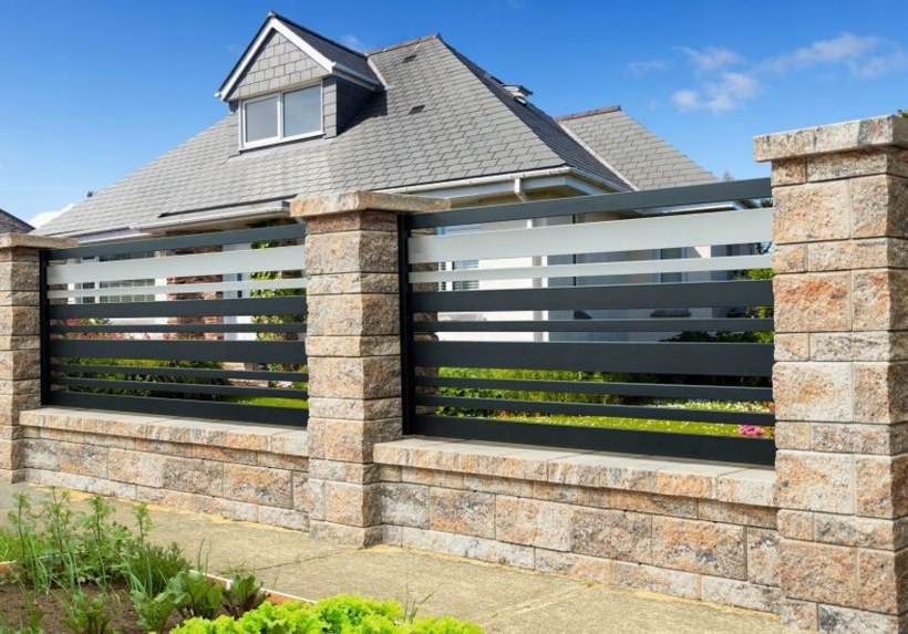 Кирпичный дом с красивым забором