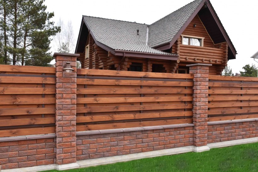 Гараж в заборе