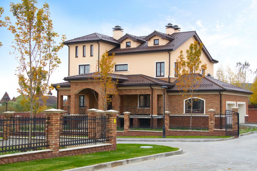 Забор RAL 7024 И черный кирпичный столб